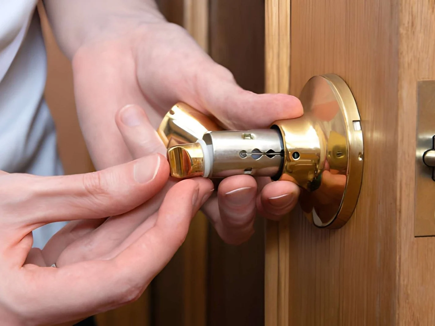 Install the door handle with a lock man