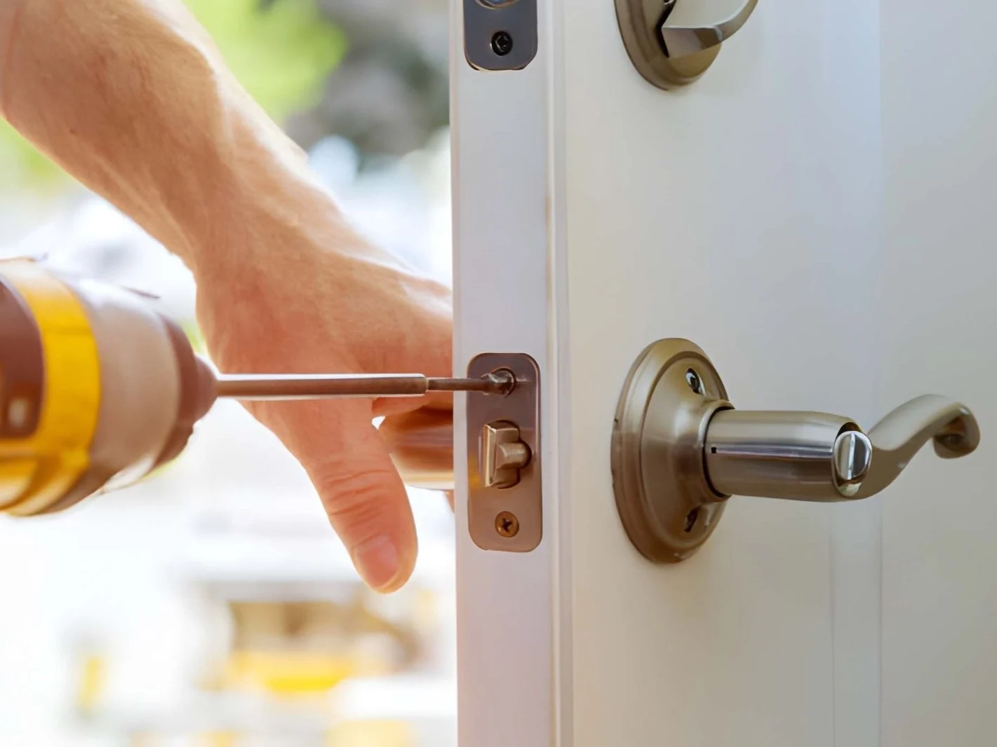 Installation locked interior door knobs close up woodworker