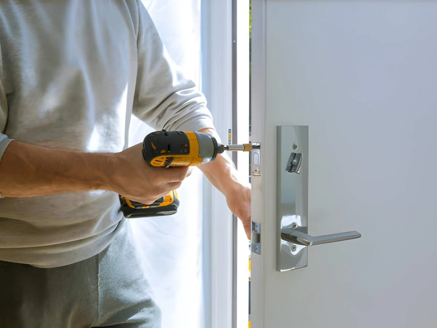 Installation with a lock in the door leaf