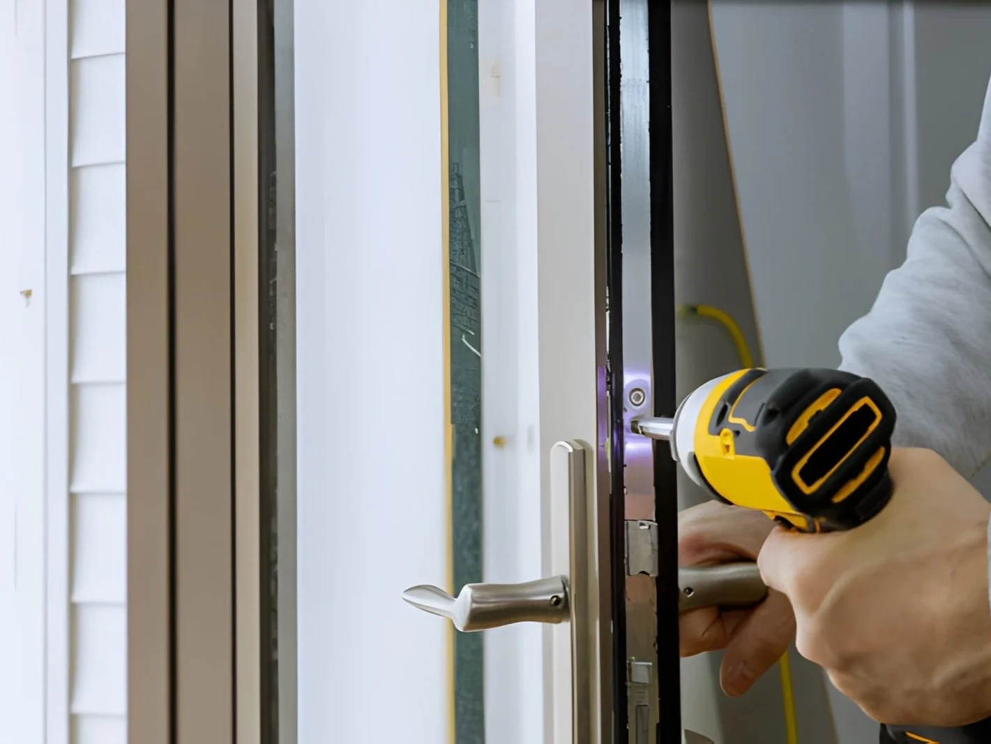 Locksmith install the door lock in house